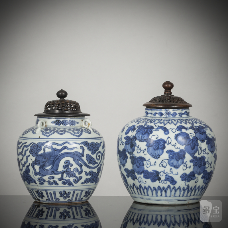 Two jars decorated with dragons or melons in underglaze blue with wooden covers - 图1